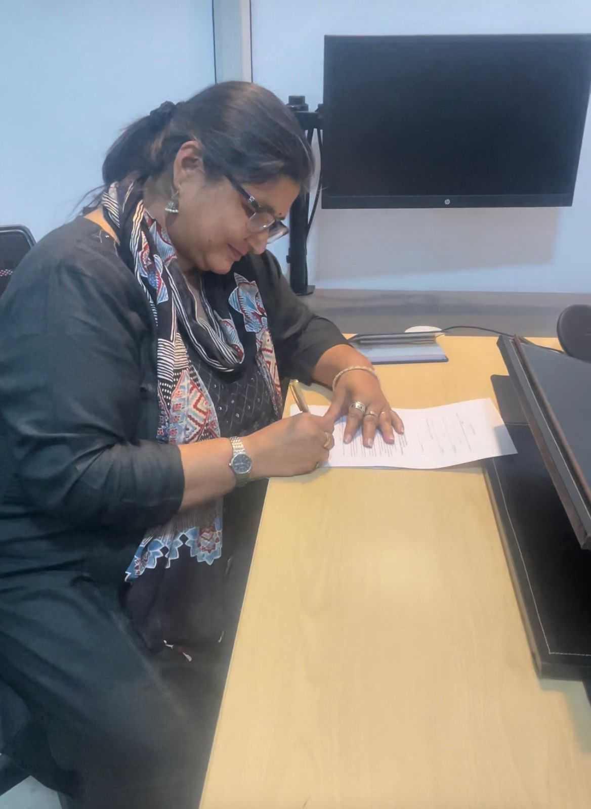 सेक्टर-77 की प्रतीक विस्टरिया निवासी और वकील निशा राय ने माना कि गेटेड सोसायटियों में निवासी बनाम निवासी मामलों में बढ़ोतरी हुई है. उन्होंने कहा कि कई बार बिल्डर या आरडब्ल्यूए से जुड़े लोग अपना प्रभाव दिखाने के लिए दूसरे निवासियों पर केस कर देते हैं | फोटो: अलमिना खातून/दिप्रिंट