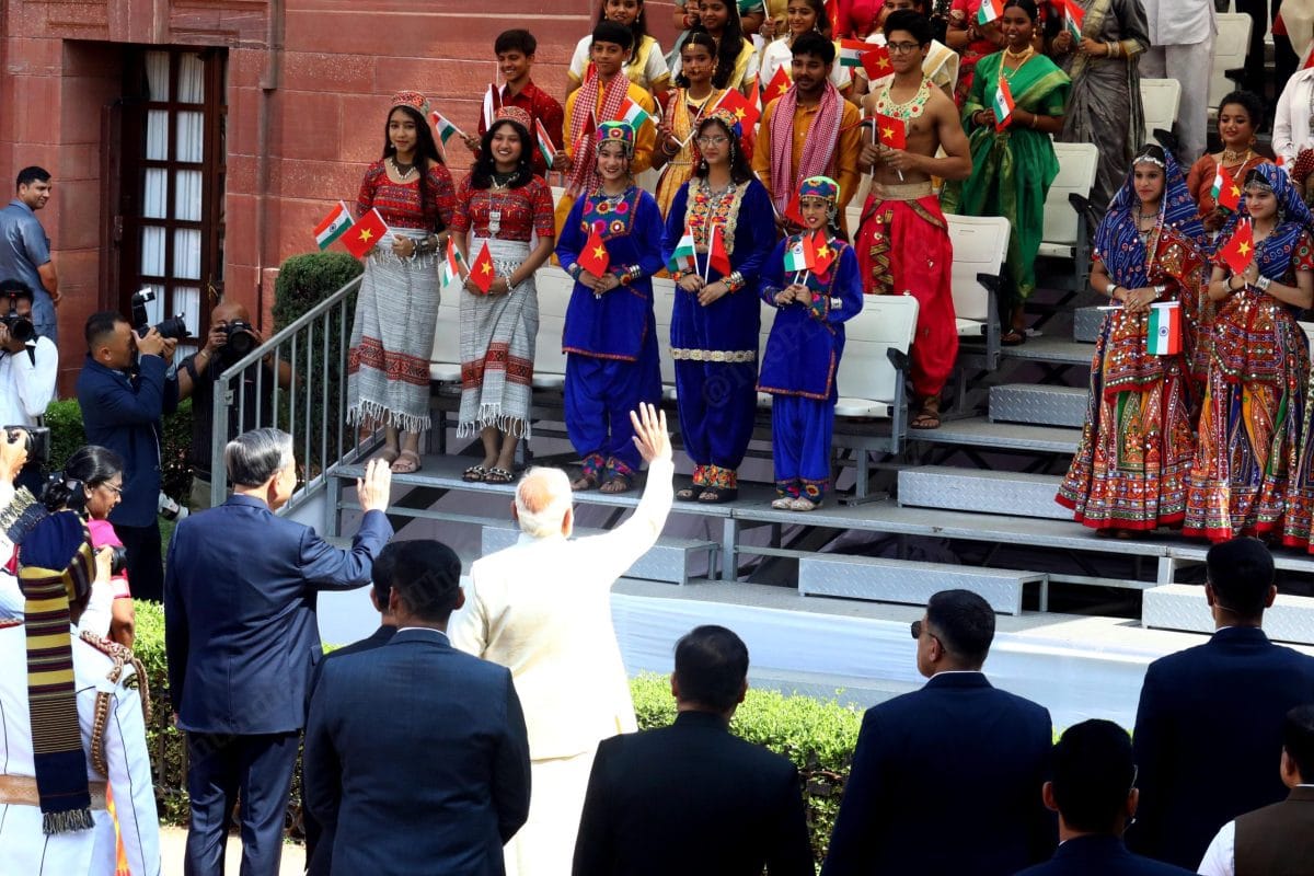 To Lam and Modi wave to performers who put together a performance in their honour | Praveen Jain | ThePrint