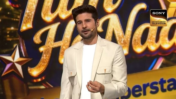 Rajeev Khandelwal hosting the game show Tum Ho Naa - Ghar Ki Superstar