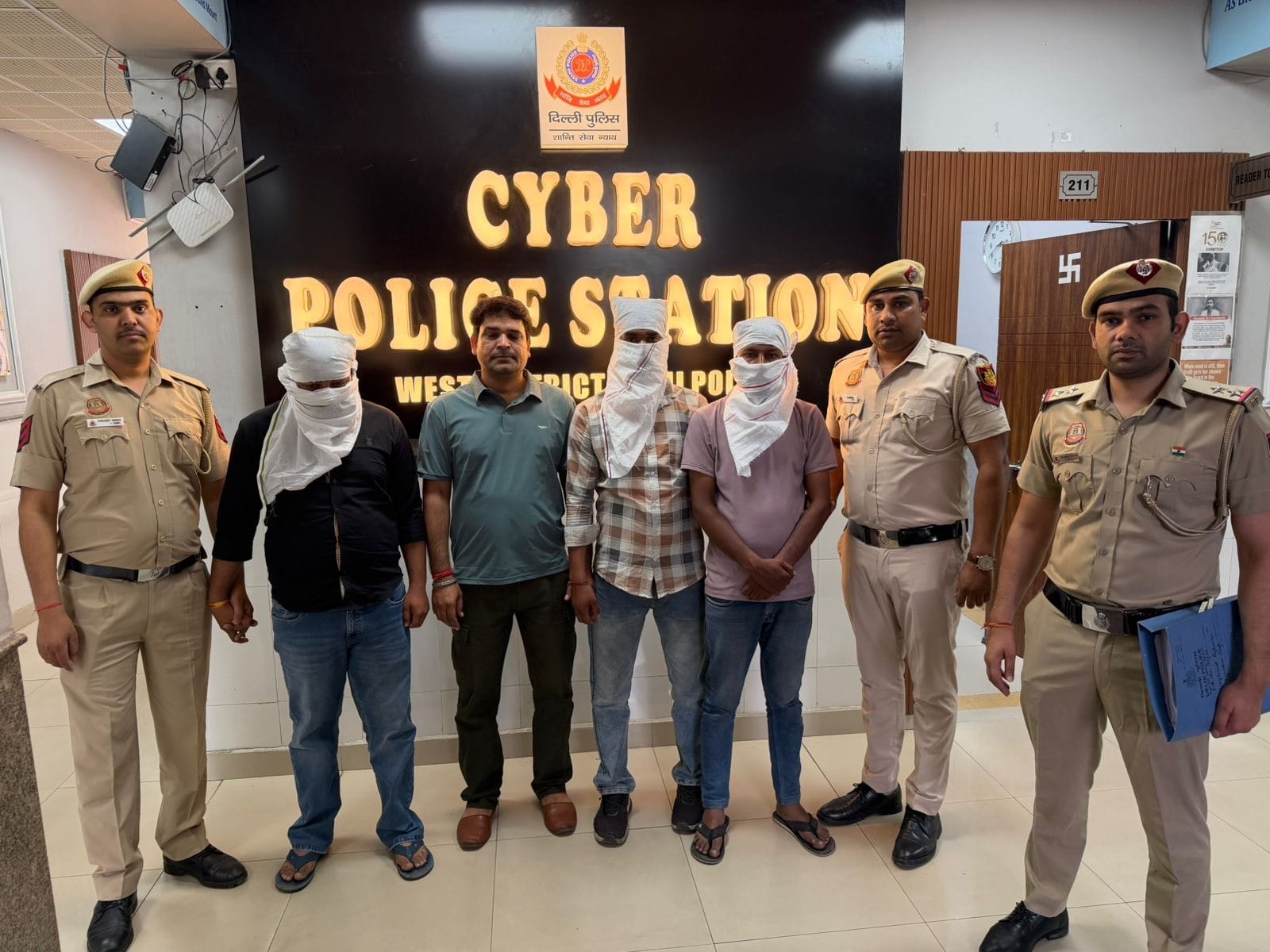 Delhi Police team with three people who allegedly duped Raj Kumar of nearly Rs 1.60 lakh. | By special arrangement
