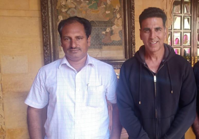 बॉलीवुड अभिनेता अक्षय कुमार के साथ दशरथ सिंह शेखावत की एक फाइल फोटो