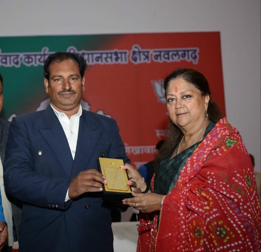 अपनी उपलब्धियों के लिए कई बार सम्मानित हो चुके शेखावत. यहां राजस्थान की पूर्व मुख्यमंत्री वसुंधरा राजे के साथ