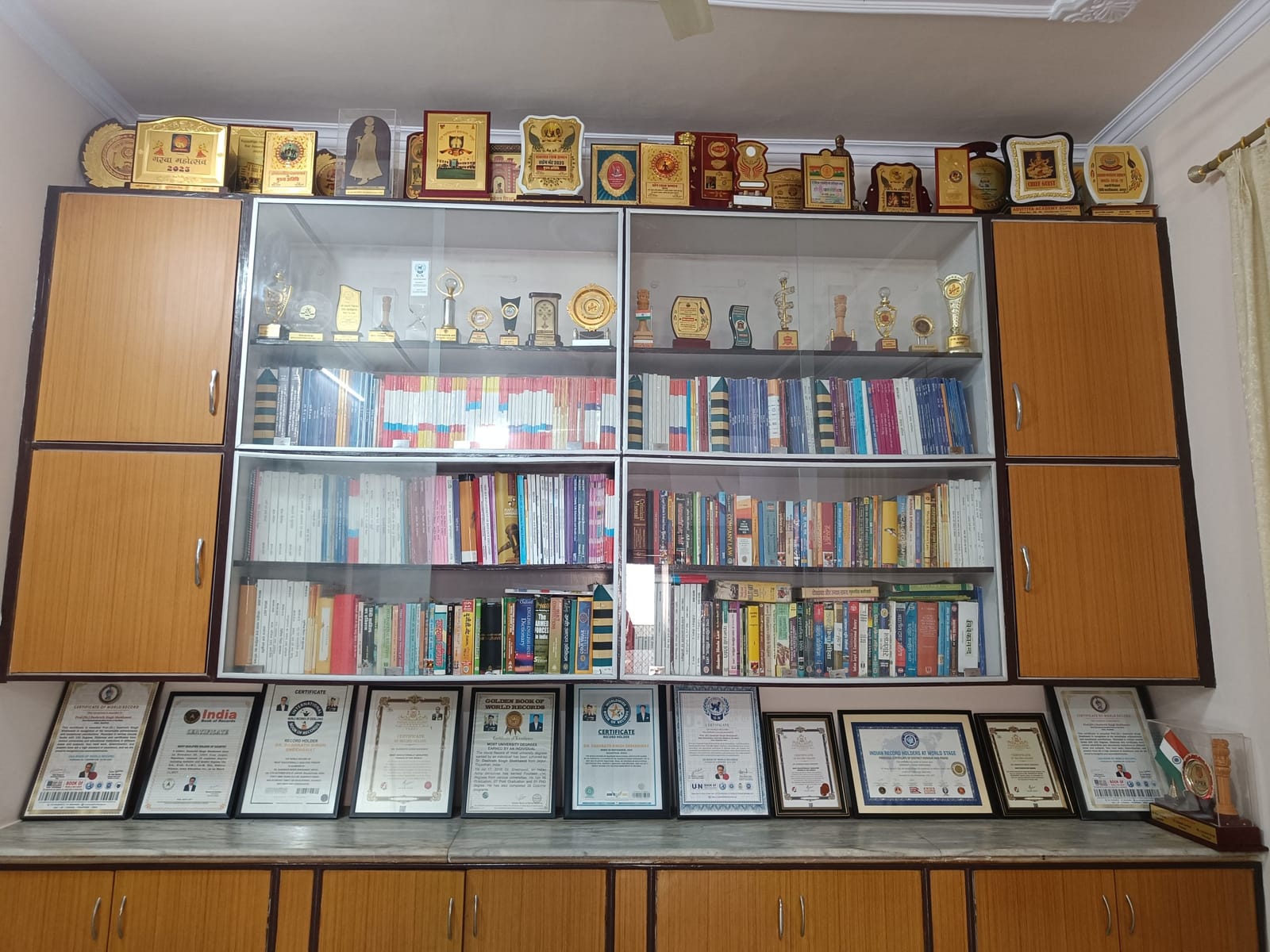 जयपुर स्थित शेखावत के घर में रखी उनकी शैक्षणिक उपलब्धियों की शेल्फ | फोटो: कृष्ण मुरारी/दिप्रिंट