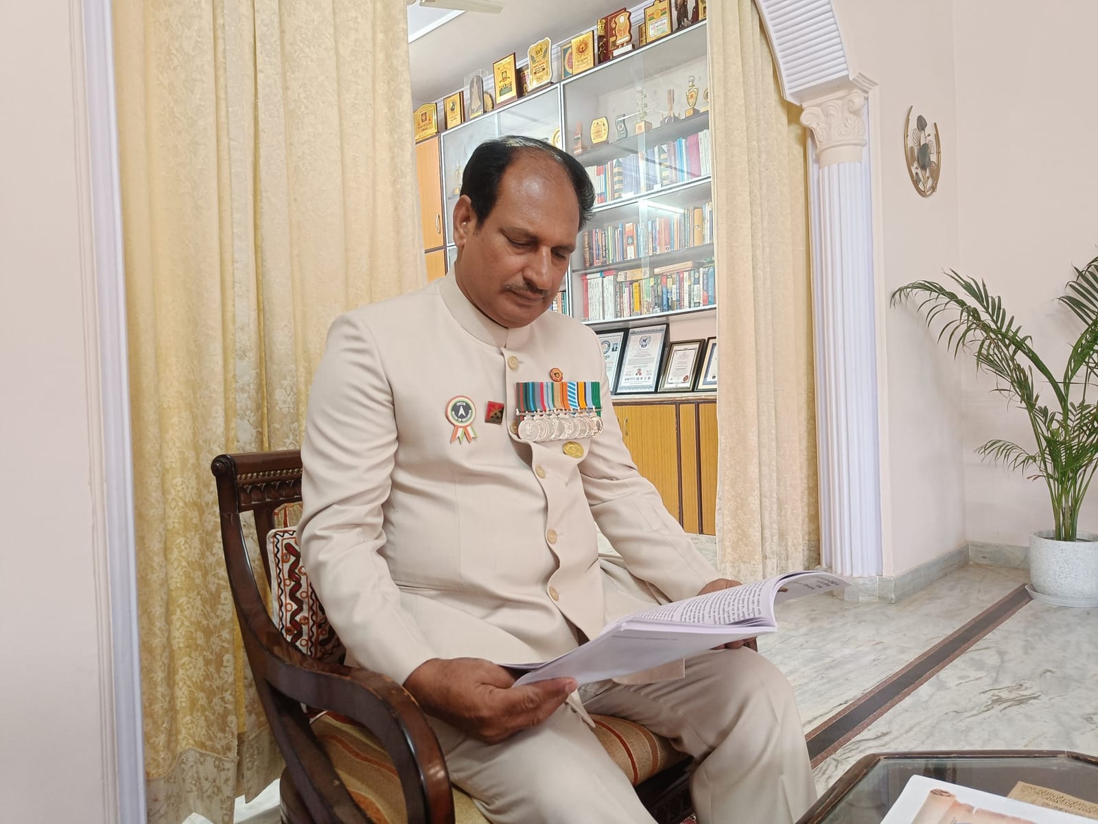 जयपुर स्थित अपने घर में दशरथ सिंह शेखावत | फोटो: कृष्ण मुरारी/दिप्रिंट