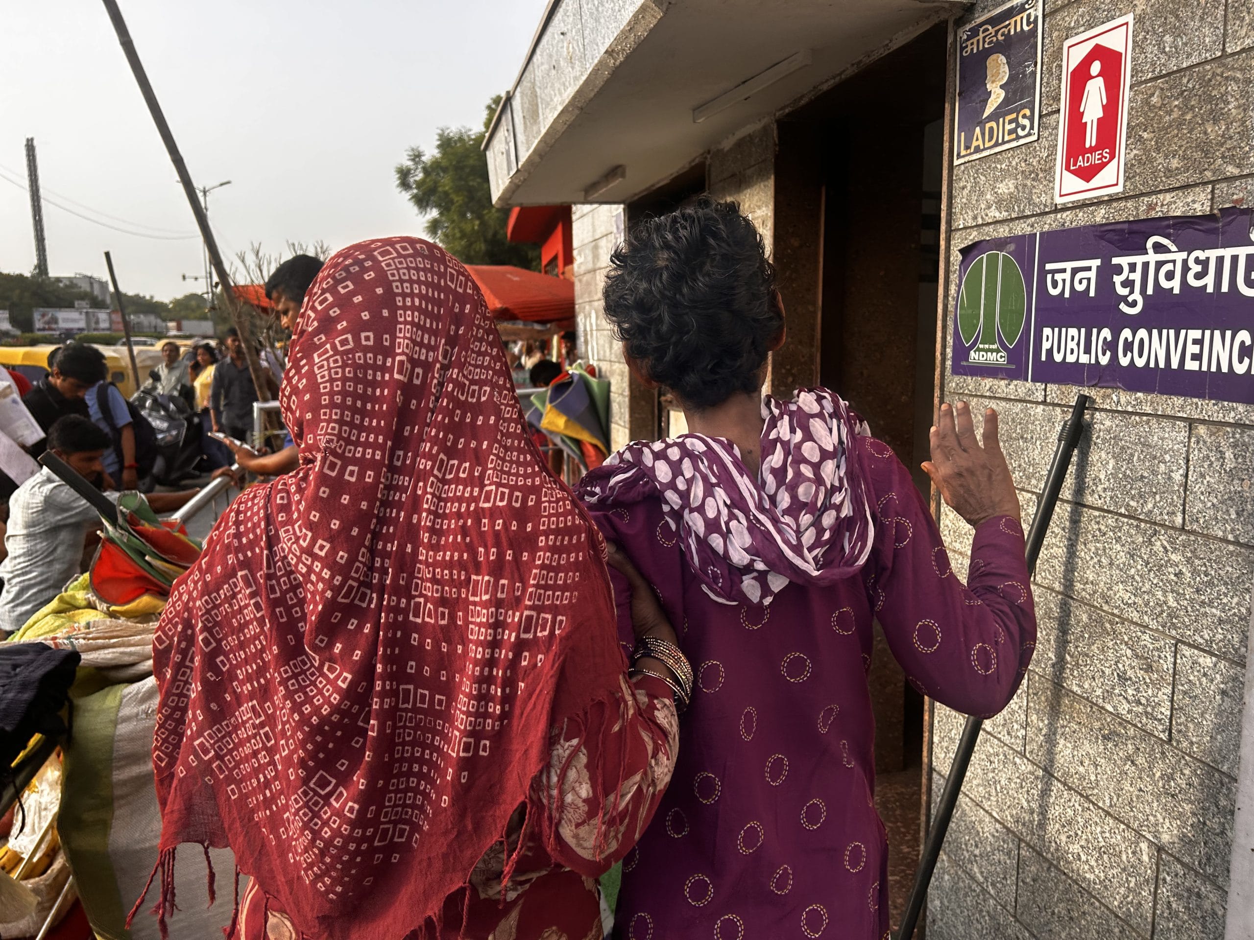 Rukshana carries her mother to the AIIMS washroom | Manisha Mondal, ThePrint