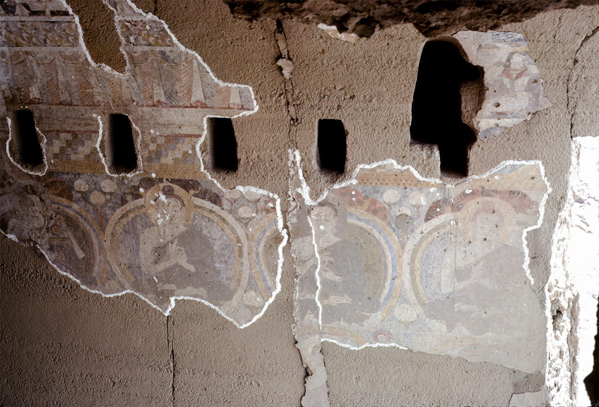 Fresco by the head of the western Bamiyan Buddha, Afghanistan, c. 550–650 CE | Photograph: Françoise Foliot (1975) | Wikimedia Commons