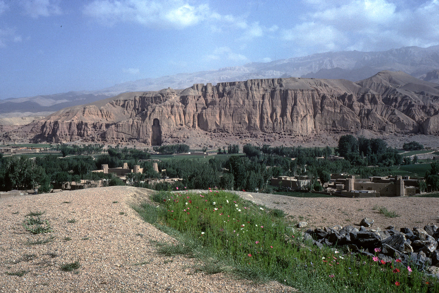 Cliff face with the western Bamiyan Buddha, Afghanistan | Photograph: Françoise Foliot (1975) | Wikimedia Commons