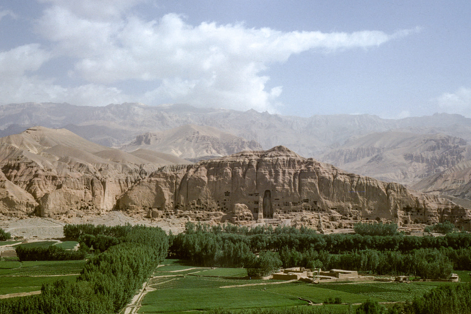 Cliff face with the eastern Bamiyan Buddha | Photograph: Françoise Foliot (1975) | Wikimedia Commons