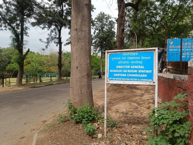 चंडीगढ़ में हरियाणा पुरातत्व कार्यालय का साइनबोर्ड. विभाग जल्द ही निर्माणाधीन पंचकूला म्यूजियम में शिफ्ट होगा | फोटो: कृष्ण मुरारी/दिप्रिंट