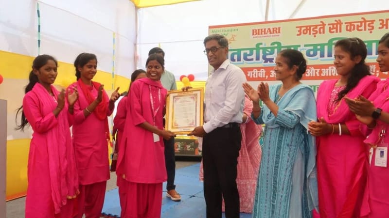 मुख्य सचिव प्रत्यय अमृत रागिनी कुमारी को सम्मानित करते हुए | फोटो: कृष्ण मुरारी/दिप्रिंट