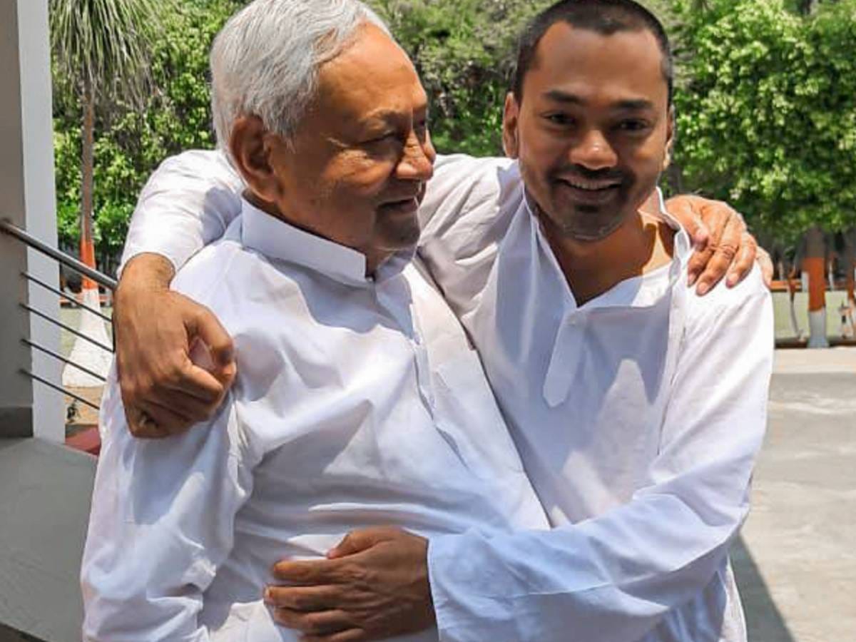 बिहार कैबिनेट में शामिल होने से पहले पटना स्थित घर पर पिता नीतीश कुमार का आशीर्वाद लेते जेडी(यू) नेता निशांत कुमार | फोटो: एक्स/@Jduonline
