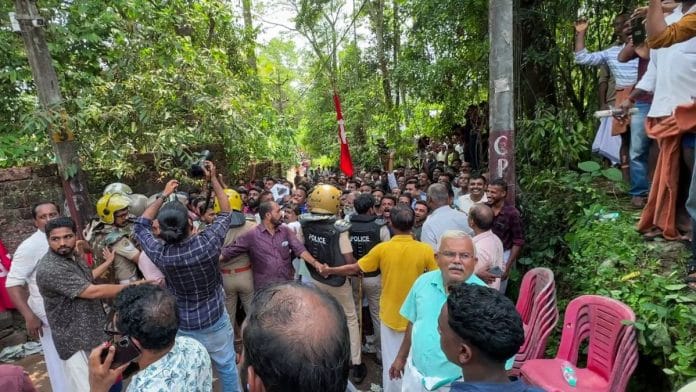 Police personnel trying to control the crowd as commotion arises outside the residence of former Kerala CM Pinarayi Vijayan, as ED officials leave, in Kannur Wednesday | ANI Video Grab