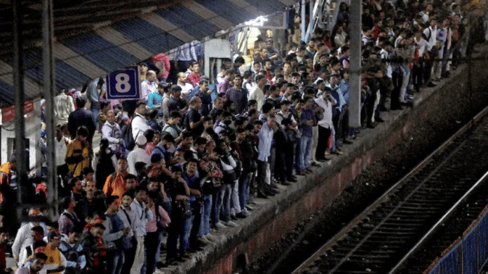 Commuters crowd on a platform as they wait to board suburban trains at a railway station in Mumbai, India, January 20, 2023. REUTERS/Niharika Kulkarni/File Photo Purchase Licensing Rights
