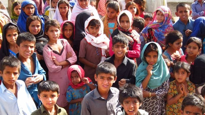 A group of students in Sindh, Pakistan | Wikimedia Commons