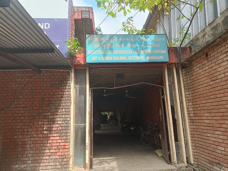 चंडीगढ़ में हरियाणा आर्कियोलॉजी एंड म्यूजियम्स डिपार्टमेंट का पुराना दिखने वाला प्रवेश द्वार | फोटो: कृष्ण मुरारी/दिप्रिंट