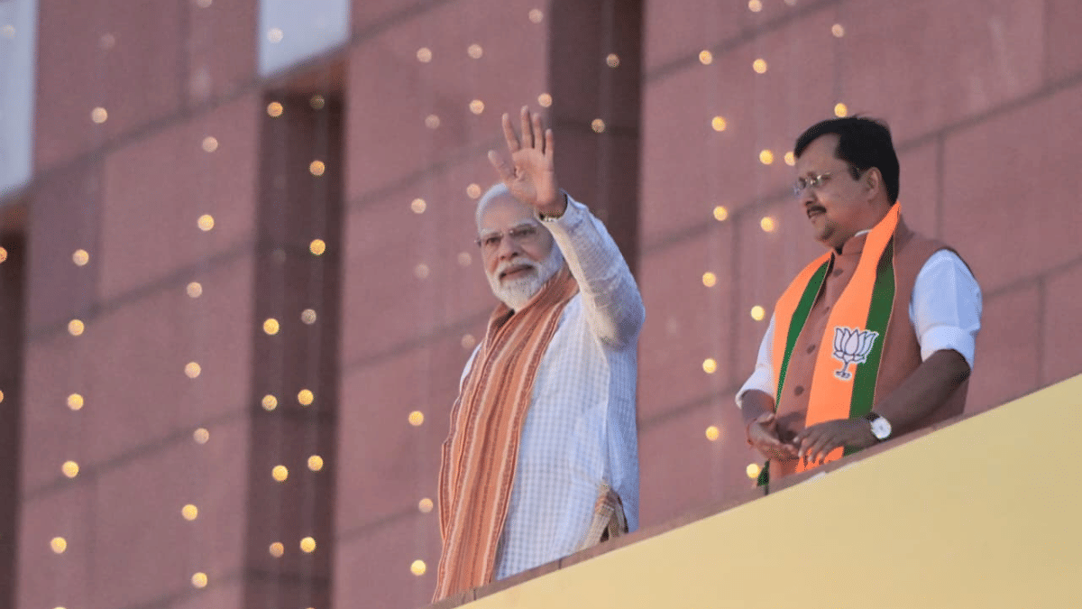 पश्चिम बंगाल विधानसभा चुनाव 2026 में पार्टी की जीत के बाद प्रधानमंत्री नरेंद्र मोदी और भाजपा के राष्ट्रीय अध्यक्ष नितिन नवीन, सोमवार को नई दिल्ली में भाजपा मुख्यालय में | फोटो: सूरज सिंह बिष्ट/दिप्रिंट