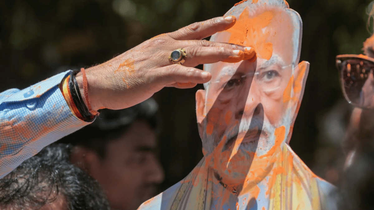 सोमवार को नई दिल्ली में बीजेपी समर्थक जश्न मनाते हुए | फोटो: सूरज सिंह बिष्ट/दिप्रिंट