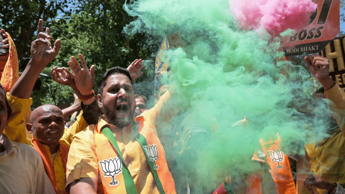 सोमवार को नई दिल्ली में बीजेपी समर्थक जश्न मनाते हुए | फोटो: सूरज सिंह बिष्ट/दिप्रिंट
