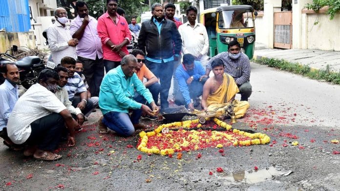 Residents perform a ritual on a pothole to protest against the Bruhat Bengaluru Mahanagara Palike, in Bengaluru | Photo: ANI File