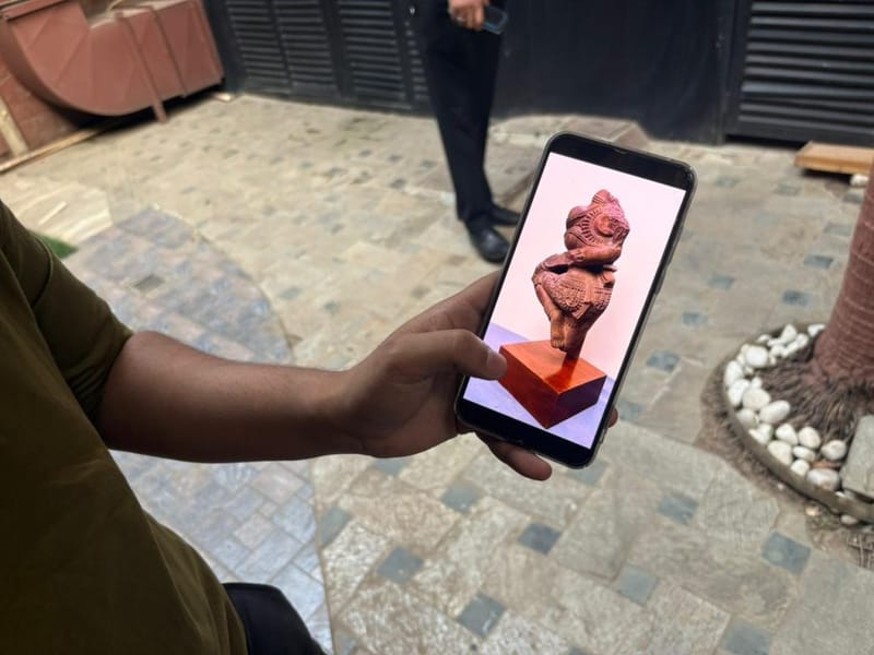 उत्तरण सेन एक कलाकृति दिखाते हुए, जिसे उन्होंने हाल ही में एक क्लाइंट के लिए खरीदा था | फोटो: साक्षी मेहरा/दिप्रिंट