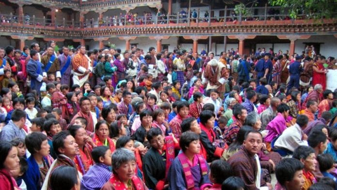 Bhutanese people at the Wangdi Phodrang festival | Photo: Michael Reeve | Wikimedia Commons