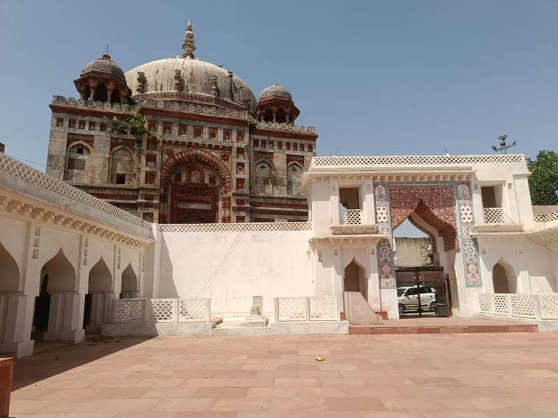 नारनौल की पीर तुर्कमान दरगाह के गेट पर बनी बारीक मोज़ेक डिजाइन को उसके पुराने रूप में दोबारा तैयार किया गया है | फोटो: कृष्ण मुरारी/दिप्रिंट
