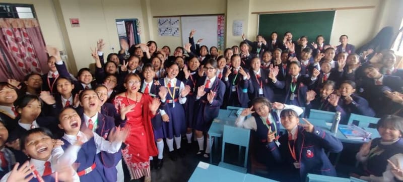 शिलॉन्ग में रिहर्सल के बाद शिक्षिका रिसाका पायरबोट के साथ मस्ती करती सेंट मैरी कॉयर की छात्राएं | फोटो: स्टेला डे/दिप्रिंट