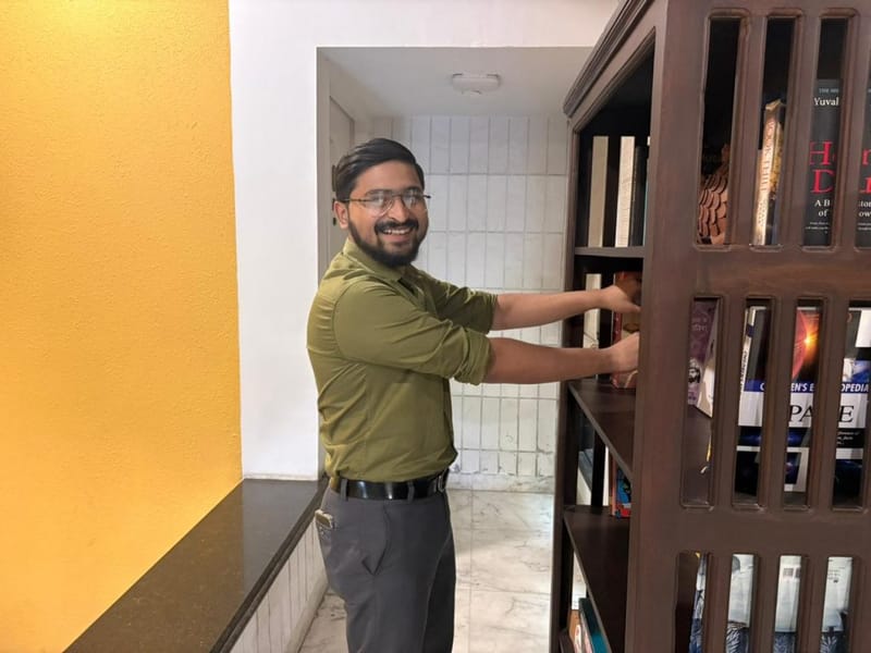 24 साल के उत्तरण सेन का कहना है कि किराने के सामान की लिस्ट से भी पता चल सकता है कि घर के अंदर क्या बदलाव हुए हैं | फोटो: साक्षी मेहरा/दिप्रिंट