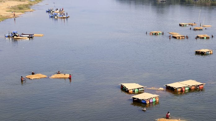 Seraikela-Kharsawan, Dec 13 (ANI): Sand mining mafia carrying sand smuggled from Swarnarekha river at Gouri Ghat near Sapra and Dobo areas, in Saraikela-Kharsawan on Monday. (ANI Photo)