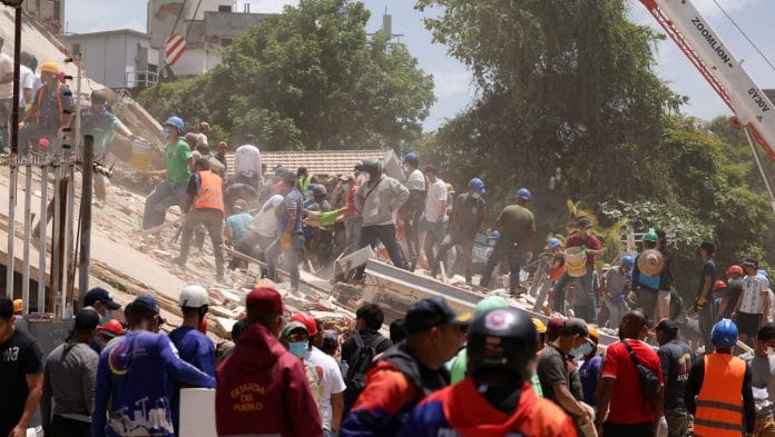 People search for casualties amid the rubble of a collapsed building, in the aftermath of earthquakes in Caracas, Venezuela, June 25, 2026. REUTERS/Leonardo Fernandez Viloria