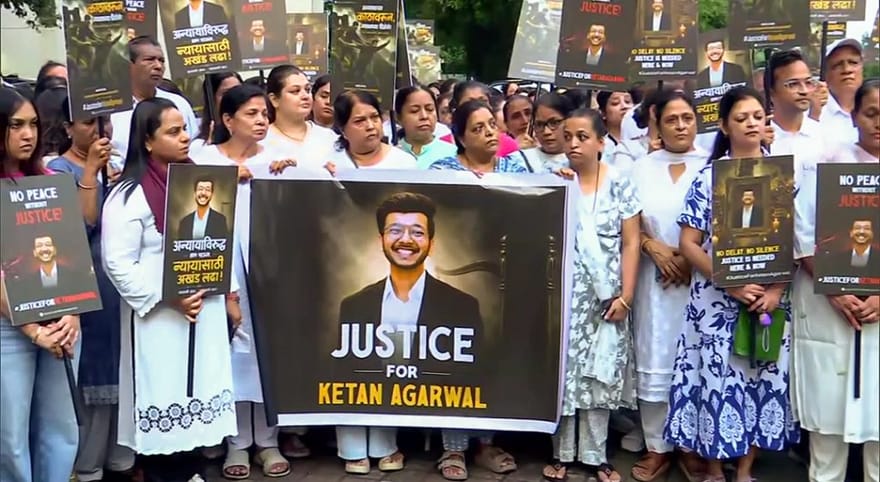 फाइल फोटो | पुणे के पिंपरी-चिंचवड में शनिवार को केतन अग्रवाल के परिवार वालों और सोसाइटी के निवासियों ने उन्हें श्रद्धांजलि देने के लिए कैंडललाइट मार्च निकाला | ANI वीडियो ग्रैब
