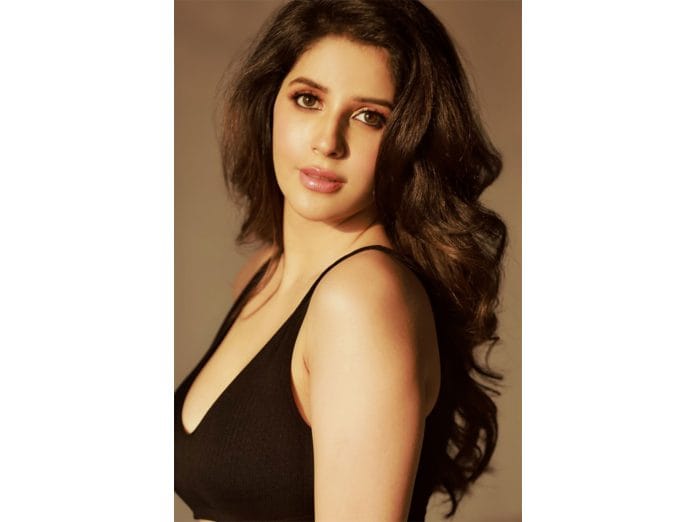 Actress Aarnaa Vohraa Features in New T-Series Music Video