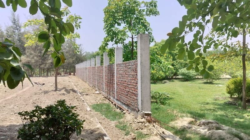 चारदीवारी के निर्माण की वजह से इलाके में धूल प्रदूषण हो रहा है | फोटो: जानकी पांडे/दिप्रिंट