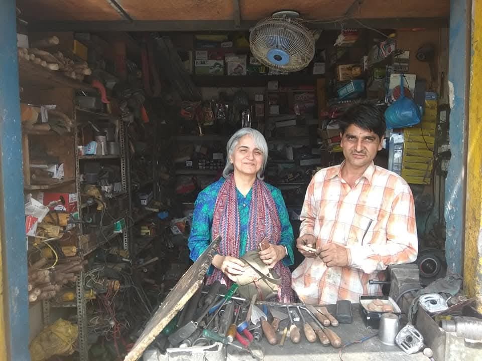 इतिहासकार नयनजोत लाहिड़ी, उत्तर प्रदेश के सिनौली में अपनी टूल शॉप पर ताहिर हुसैन के साथ | फोटो: स्पेशल अरेंजमेंट