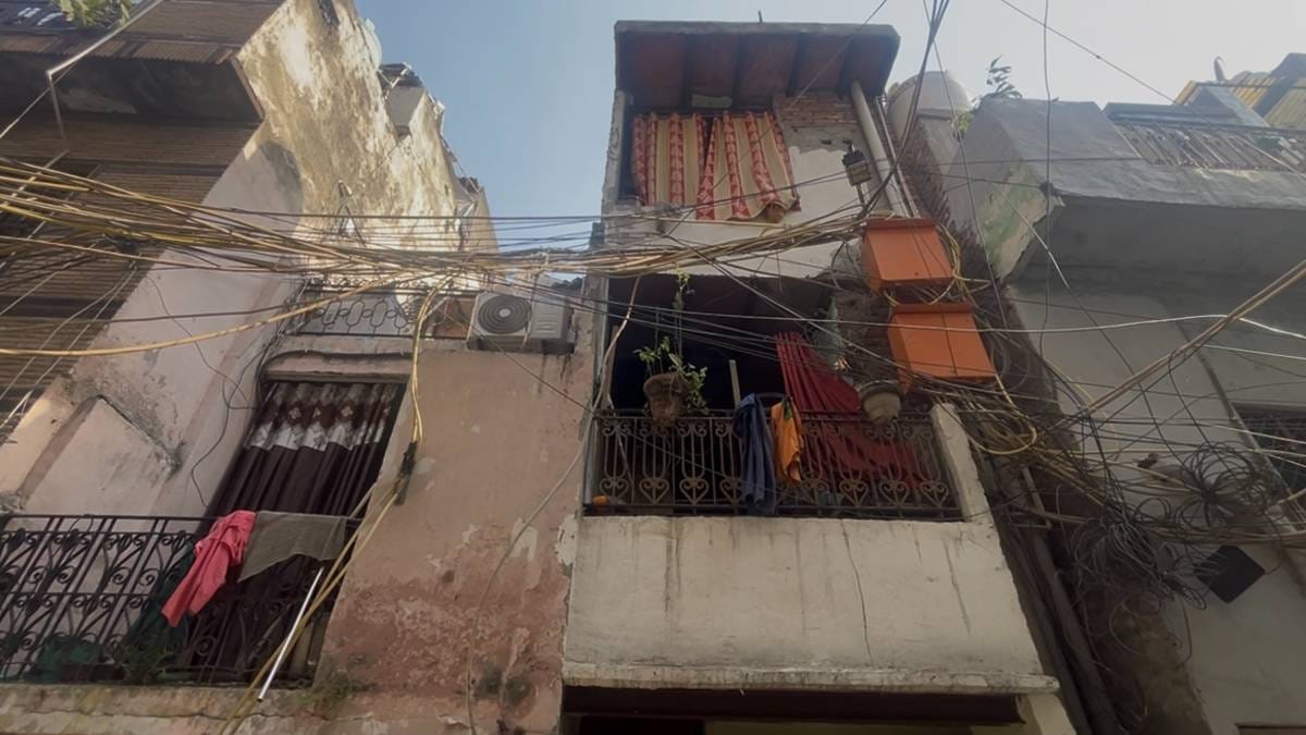सुंदर नगरी में पूजा का तीन मंज़िला घर, उन मोहल्लों में से एक जो कम्युनिटी के हीट डायरी प्रोजेक्ट में हिस्सा ले रहे हैं | फोटो: स्नेहा रिछारिया/दिप्रिंट