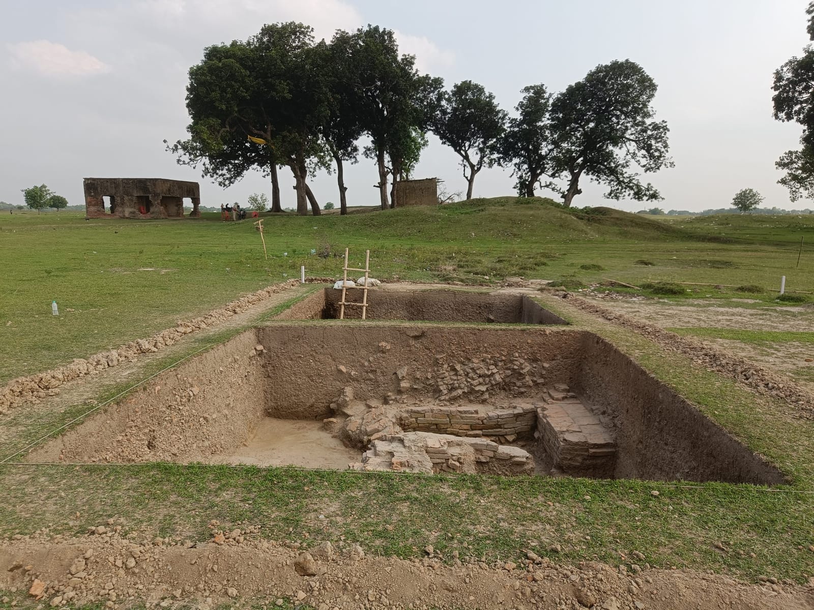 किलेबंदी वाला यह इलाका बहुत बड़ा है और इससे साफ पता चलता है कि प्राचीन समय में यह किसी साधारण राजा का किला नहीं रहा होगा. अधिकारी वाल्मीकि रामायण का हवाला देते हैं, जिसमें बताया गया है कि गौतम आश्रम के दर्शन के बाद भगवान राम 'ईशान कोण' (उत्तर-पूर्व दिशा) की ओर गए थे | फोटो: कृष्ण मुरारी/दिप्रिंट