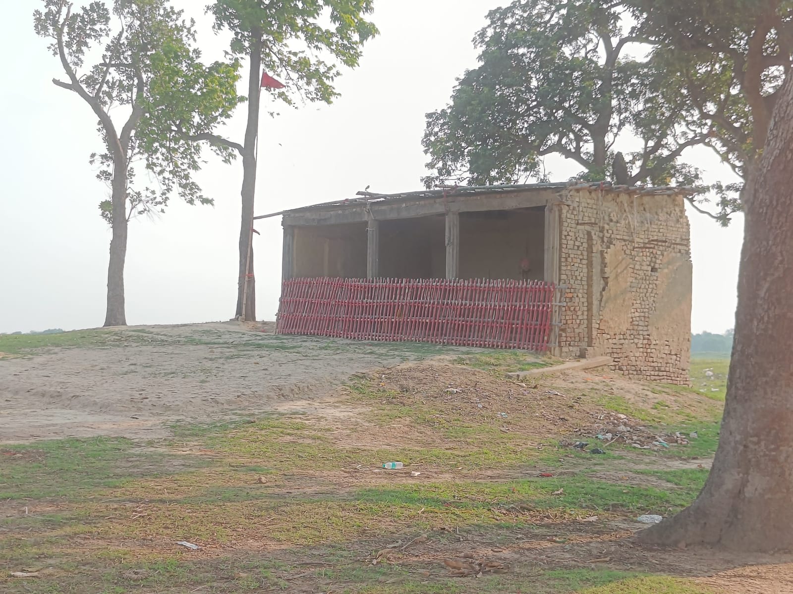 टीले पर गांववालों ने अतिक्रमण करके जो ढांचा बनाया है | फोटो: कृष्ण मुरारी/दिप्रिंट