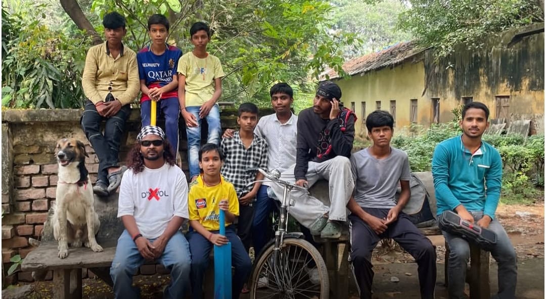 पटना में अपने वीडियो 'जनता को जगाओ' की शूटिंग के दौरान अरिनार ब्लैक (दाएं से तीसरे) की एक फाइल फोटो. दुनिया भर के अनगिनत रैपर्स की तरह, ब्लैक भी एमिनेम को अपना आदर्श मानते हैं. यहां तक कि उनके स्टेज नाम में भी उनके हीरो की झलक मिलती है. उन्होंने हर्ष और राज से AR अक्षर लिए, बीच में IN जोड़ा – जो एमिनेम के नाम की ओर इशारा करता है और अरिनार (Arinar) नाम बनाया | arinar_black_
