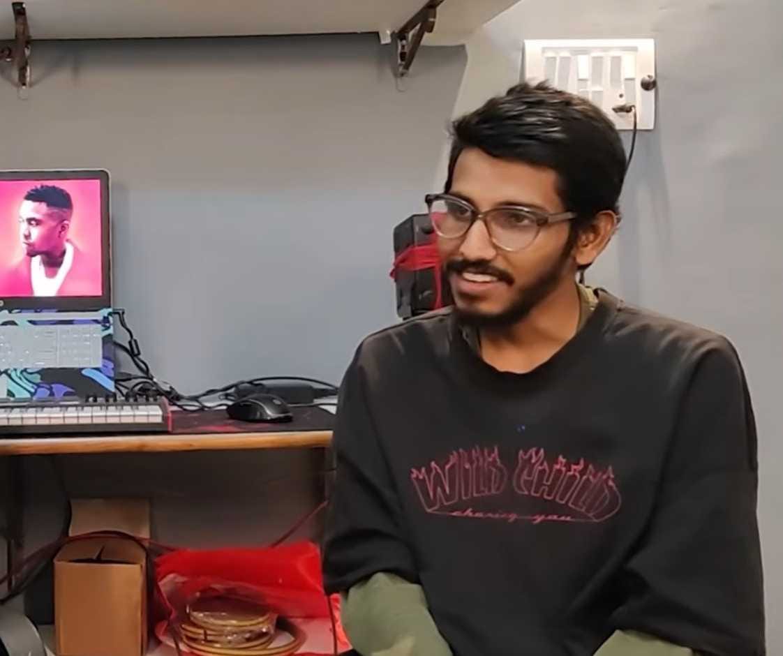 टुपैक, एमिनेम और नैश जैसे अमेरिकी रैप स्टार्स से प्रेरित होकर, अरिनार ब्लैक हिंदी भाषी इलाके में इंग्लिश रैप लाकर नई पहचान बना रहे हैं. और वह इस बदलाव को अपना रहे हैं. उनके इंस्टाग्राम बायो में लिखा है — 'इंडियन हिप-हॉप को नए सिरे से परिभाषित करना.' | फोटो: कृष्ण मुरारी/दिप्रिंट