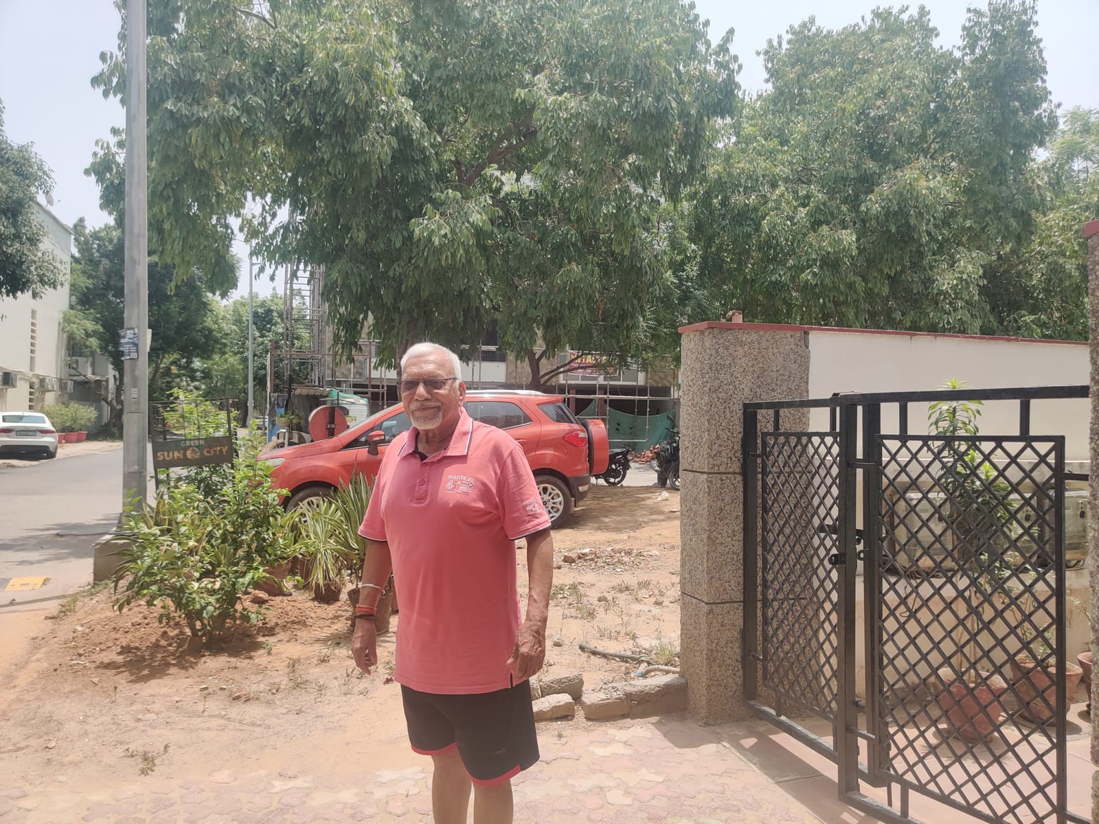 80 साल के रिटायर्ड कर्नल सुरिंदर पाल सैनी के लिए अब अपने ही इलाके में सुबह की सैर ट्रैफिक, शोर और अनजान लोगों के बीच से गुजरने जैसी हो गई है | फोटो: अलमिना खातून/दिप्रिंट