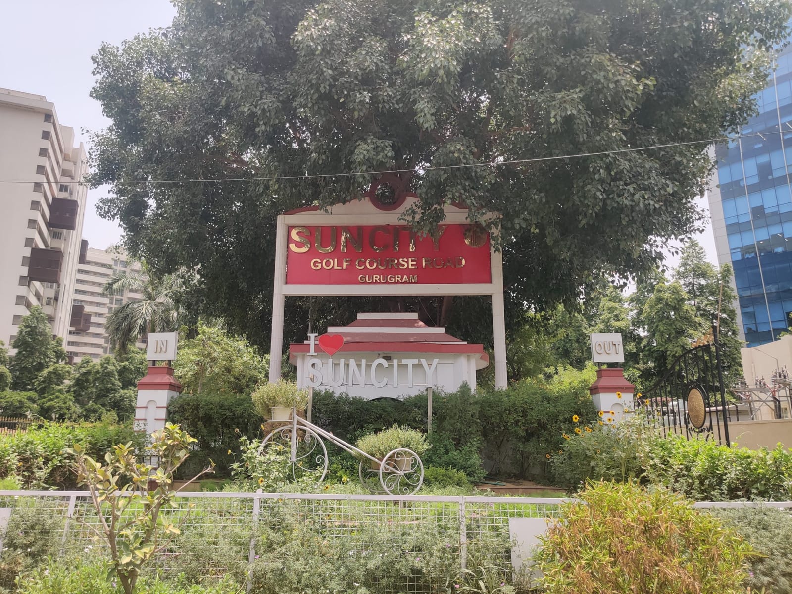 गुरुग्राम की गोल्फ कोर्स रोड स्थित सनसिटी सोसाइटी | फोटो: अलमिना खातून/दिप्रिंट