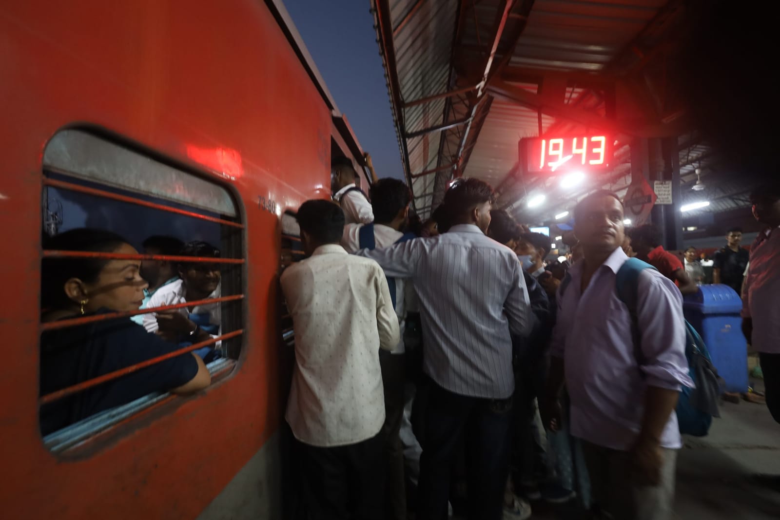 The chaos begins as soon as the train arrives. | Manisha Mondal | ThePrint