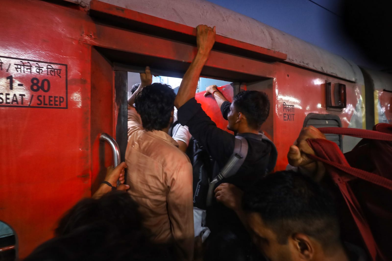 The chaos begins as soon as the train arrives. | Manisha Mondal | ThePrint