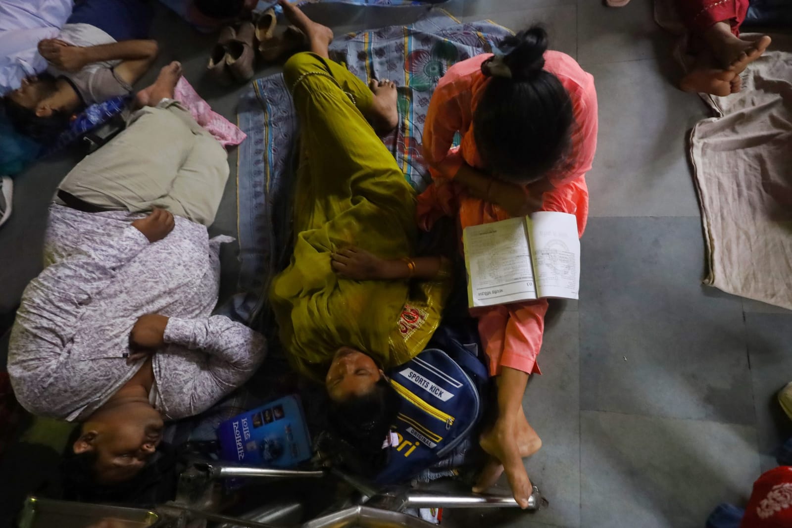 Students revise at the station. | Manisha Mondal | ThePrint