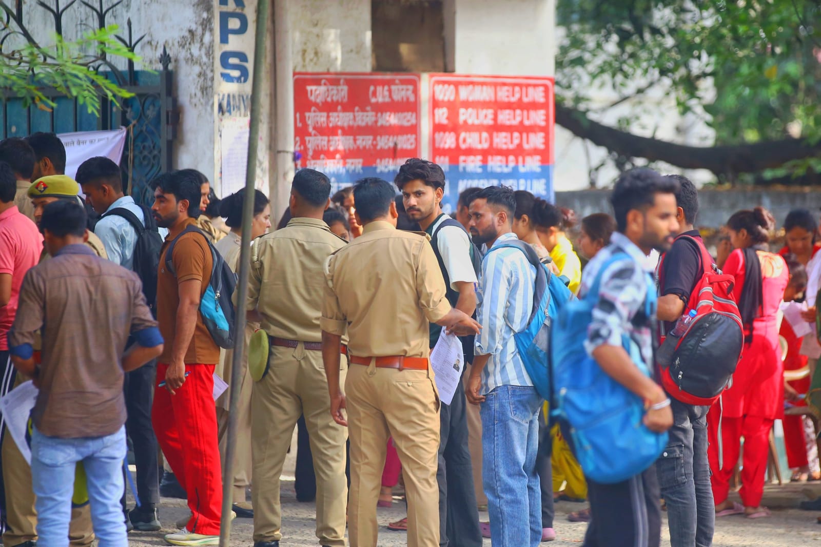 बिजनौर में परीक्षा केंद्र के बाहर एस्पिरेंट | फोटो: मनीषा मोंडल/दिप्रिंट
