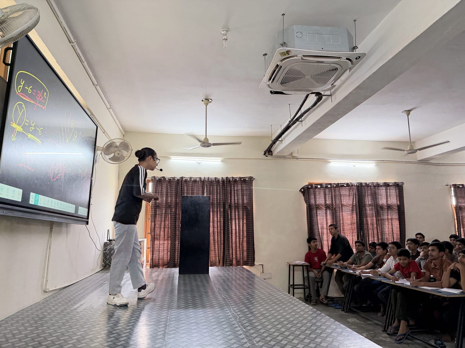 छह एकड़ के कैंपस में दो हॉस्टल और स्मार्ट क्लासरूम हैं जहां टीचर माइक का इस्तेमाल करके लेक्चर देते हैं | फोटो: नूतन शर्मा/दिप्रिंट