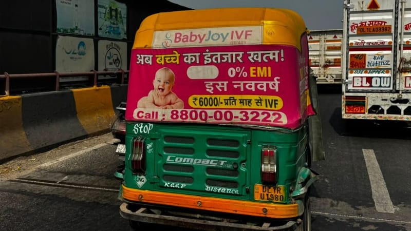 दिल्ली-एनसीआर में एक ऑटोरिक्शा जिस पर IVF क्लिनिक का ऐड है | फोटो: सागरिका किस्सू/दिप्रिंट