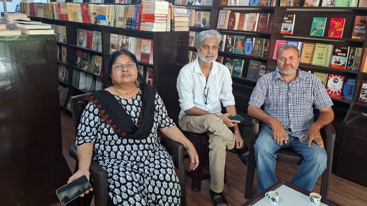 कात्यायनी सिन्हा और जनचेतना बुकस्टोर में उनके सहयोगी | फोटो: प्रशांत श्रीवास्तव/दिप्रिंट