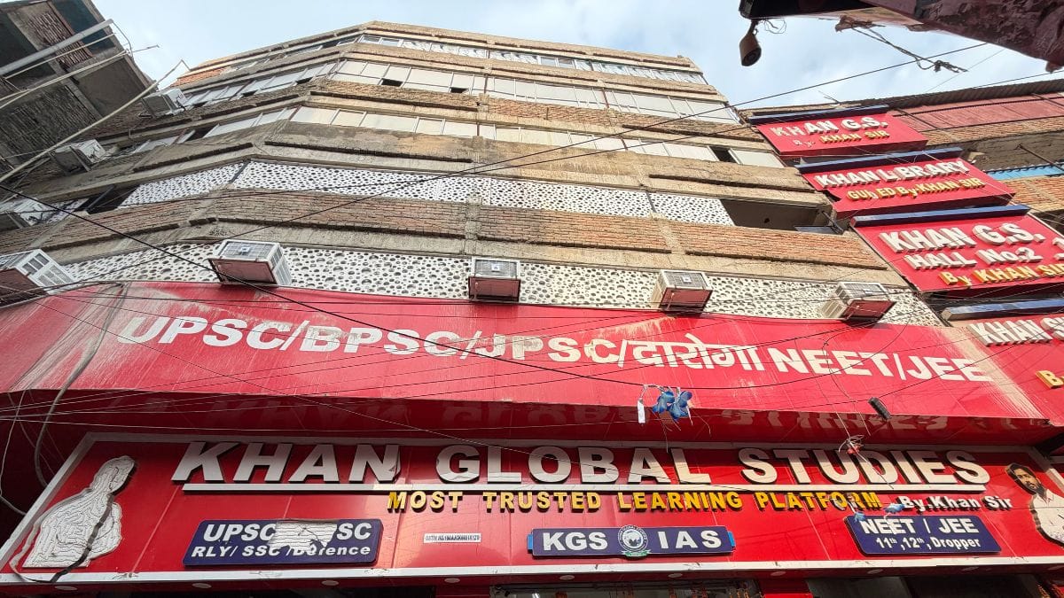पटना के मुसल्लाहपुर हाट की तंग गलियों में खान ग्लोबल स्टडीज़ का मल्टी-स्टोरी कॉम्प्लेक्स बहुत बड़ा है | फोटो: नूतन शर्मा/दिप्रिंट