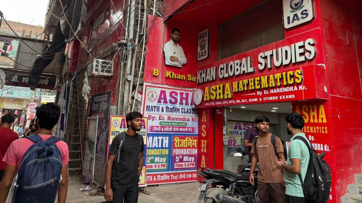 मुसल्लाहपुर हाट में खान ग्लोबल स्टडीज़ के बाहर स्टूडेंट्स इकट्ठा होते हैं, जहां हज़ारों लोग कॉम्पिटिटिव एग्जाम के लिए क्लास में आते हैं | फोटो: नूतन शर्मा/दिप्रिंट